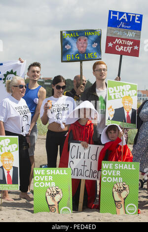 Die Demonstranten versammeln sich als Sicherheit so weit ansteigt, daß er als Präsident Donald Trump und Sohn Eric Trumpf spielen Sie Golf auf dem Turnberry Kurs, wie er Schottland besucht zum ersten Mal in seiner Präsidentschaft mit: Atmosphäre, wo: Turnberry, Großbritannien Wann: 14 Aug 2018 Quelle: Euan Kirsche / WANN Stockfoto