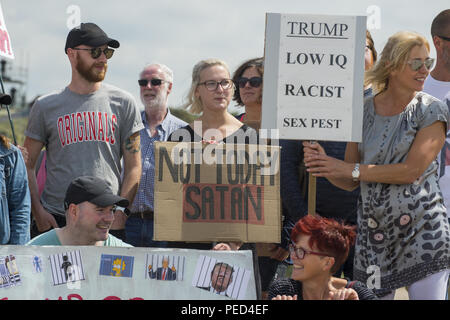 Die Demonstranten versammeln sich als Sicherheit so weit ansteigt, daß er als Präsident Donald Trump und Sohn Eric Trumpf spielen Sie Golf auf dem Turnberry Kurs, wie er Schottland besucht zum ersten Mal in seiner Präsidentschaft mit: Atmosphäre, wo: Turnberry, Großbritannien Wann: 14 Aug 2018 Quelle: Euan Kirsche / WANN Stockfoto