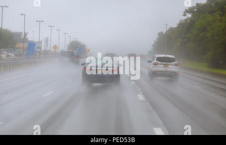 Unfallgefahr bei starkem Regenwetter Straßenverkehr, Niederschlag Stockfoto