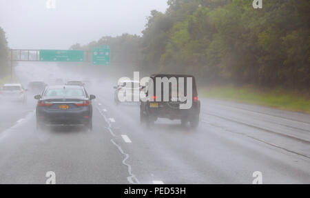 Blick auf Autos fahren auf nasser Fahrbahn bei starkem Regen verwischt Stockfoto
