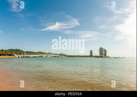 Blick auf Phoenix Insel vom öffentlichen Strand von Sanya, China Stockfoto