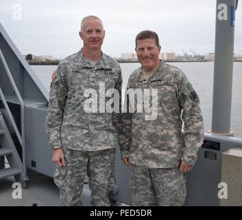 Generalmajor Mark W. Palzer, stellvertretender Direktor für Logistik, besucht Brig. General David E. Elwell an Bord der USAV Monterey LCU 2030 während der Big Logistics-Over-the-Shore West Übung am 2. August, durchgeführt am Alameda Point, Military Ocean Terminal Concord und Camp Parks, Kalifornien. Die Übung demonstriert die Fähigkeiten des 311. Expeditionary Sustainment Command und der Armeereserve in amphibischer Logistik und Überlandoperationen. Stockfoto