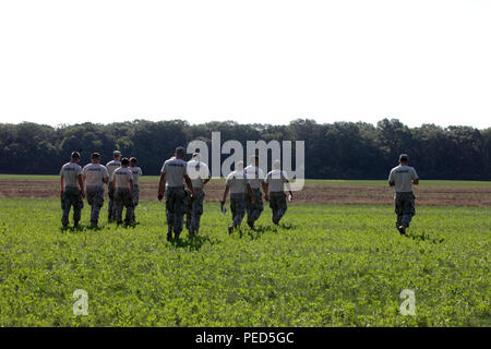 Us-Armee Soldaten zu Fuß in Richtung einer Drop-zone als Richter für die Fallschirmjäger in Leapfest in West Kingston, R.I., Aug 1, 2015 Teilnehmenden zu handeln. Fallschirm Leapfest ist ein internationaler Wettbewerb, der 56 Truppe den Befehl, Rhode Island National Guard hosted Hohe technische Ausbildung zu fördern und Korpsgeist innerhalb der internationalen Gemeinschaft in der Luft. (U.S. Armee Foto von SPC. Josephine Carlson/Freigegeben) Stockfoto