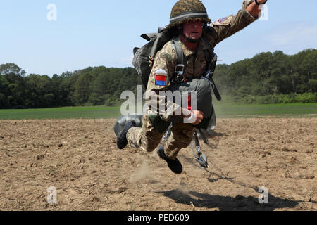 Eine britische Fallschirmjäger läuft zum 'X' auf der Drop Zone bei Leapfest 2015 in West Kingston, R.I., Aug 1, 2015. Fallschirm Leapfest ist ein internationaler Wettbewerb, der 56 Truppe den Befehl, Rhode Island National Guard hosted Hohe technische Ausbildung zu fördern und Korpsgeist innerhalb der internationalen Gemeinschaft in der Luft. (U.S. Armee Foto von SPC. Joseph Cathey/Freigegeben) Stockfoto