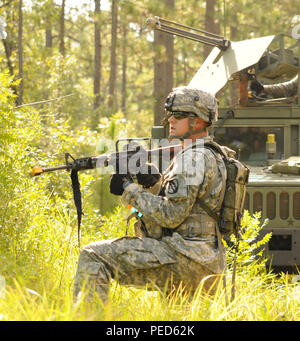 Ein Soldat mit Firma B, 106 Support Bataillons, also 155 Armored Combat Team, Mississippi Army National Guard, reagiert das Feuer von der US-Armee Soldaten mit der 1 Bataillon, 12 Cavalry Regiment zu lenken, mit denen Sie in einer Kraft tätig sind-auf-Kraft bei der absichtlichen Recovery training Aug 2, 2015 in Camp Shelby, Fräulein Die Schulungsveranstaltung wurde ein Teil der Exportierbaren Combat Training, Übungen, die entlarvt Guard Soldaten zur Bekämpfung der Ausbildung Erfahrungen zur Unterstützung der Armee Verpflichtungen weltweit. (Mississippi National Guard Foto von Sgt. Connie Jones, 102 Öffentliche Angelegenheiten D Stockfoto