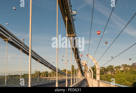 Heißluftballons vom Bristol International Balloon Fiesta fliegen Sie über den Avon Gorge und die Clifton Suspension Bridge. Stockfoto