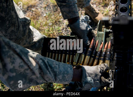 Eine Armee-reservesoldat aus der 346 Ingenieur Unternehmen (Spiel), der knightdale, N.C., Lasten runden in eine M2 Browning. 50-Kaliber Maschinengewehr am Fort Chaffee, Arche, 12.08.2, während des Betriebs Fluss Angriff, ein Bridging Training übung für Armee Ingenieure und andere unterstützende Elemente ein modulares Brücke auf dem Wasser, das über den Arkansas River zu erstellen. Die gesamte Ausbildung Übung vom 28. Juli Aug 4, 2015 dauerte, mit einer Brigade Headquarters, zwei Bataillonen und 17 anderen Einheiten, Bridging, sapper, Mobilität, Bau und Unternehmen der Luftfahrtindustrie. (U.S. Armee Foto von Mas Stockfoto