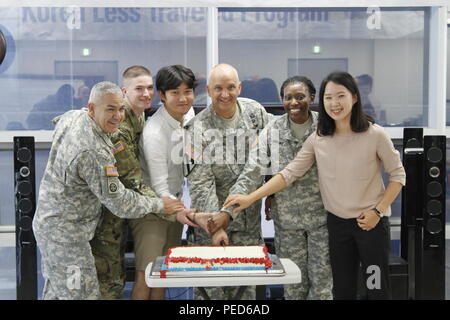 Mitarbeiter der US-Armee, die dem 19. Expeditionary Sustainment Command zugewiesen sind, schließen sich den teilnehmenden Soldaten und südkoreanischen Universitätsstudenten bei einer Zeremonie an, die den Abschluss des zweiten Korea weniger bereisten Programms an der Kyungpook National University in Daegu, Südkorea, am 3. August 2015 markiert. Das Programm verband junge Soldaten mit koreanischen Studenten, um kulturellen Austausch, gegenseitiges Verständnis und regionales Bewusstsein durch geführte Reisen und gemeinsame Aktivitäten an mehreren Orten in Südkorea zu fördern. Stockfoto