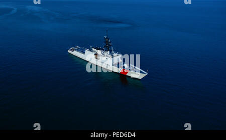 Die Küstenwache der neuesten 418-Fuß-National Security Cutter, James (WSML 754), sitzt außerhalb von Boston Harbor Aug 2, 2015. Die James ist der fünfte von acht geplanten nationalen Sicherheit Schneider - der größten und technologisch fortschrittlicher class Kutter in der Flotte der Küstenwache. Design Die schermesser' bietet eine bessere Seeverhalten, höhere anhaltende transit Geschwindigkeiten, größere Ausdauer und Reichweite, und die Fähigkeit zu starten und kleine Boote aus Achteraus wiederherzustellen, sowie Luftfahrt Unterstützung und ein Flight Deck für Hubschrauber und unbemannte Luftfahrzeuge. (U.S. Coast Guard Foto von Petty Officer 3. Stockfoto