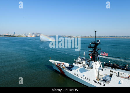 Die Küstenwache der neuesten 418-Fuß-National Security Cutter, James (WSML 754), zieht in Boston Harbor Aug 3, 2015. Die James ist der fünfte von acht geplanten nationalen Sicherheit Schneider - der größten und technologisch fortschrittlicher class Kutter in der Flotte der Küstenwache. Design Die schermesser' bietet eine bessere Seeverhalten, höhere anhaltende transit Geschwindigkeiten, größere Ausdauer und Reichweite, und die Fähigkeit zu starten und kleine Boote aus Achteraus wiederherzustellen, sowie Luftfahrt Unterstützung und ein Flight Deck für Hubschrauber und unbemannte Luftfahrzeuge. (U.S. Coast Guard Foto von Petty Officer 3rd Cl Stockfoto