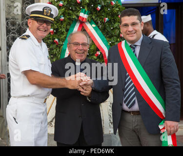 Navy Leutnant Derrick Horne, (links) Kaplan mit der special-purpose Marine Air-Ground Task Force Krise Response-Africa, Loslösung, schüttelt die Hände des Tronia Kathedrale preist und Fabio Venezia, Bürgermeister der Stadt, während mit einer Kranzniederlegung in Ragusa, Sizilien, Italien während der Schlacht von Enna, der Zweite Weltkrieg Gedenkveranstaltungen, 2. August 2015. Zum ersten Mal seit 1959, Vertreter des US-Militärs beteiligt in Ragusa die Erinnerung an den Verlust und die Opfer der Schlacht von Enna in 1943. (U.S. Marine Corps Foto von Cpl. Olivia McDonald/Freigegeben) Stockfoto