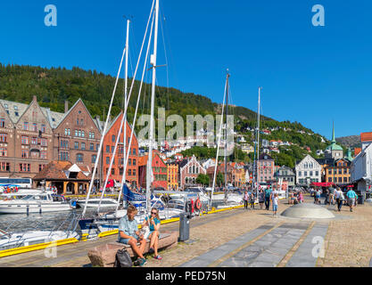 Bergen, Norwegen. Vagen Hafen & traditionelle Holzgebäude im historischen Stadtteil Bryggen mit Blick auf Mount Floyen, Bergen, Norwegen Stockfoto