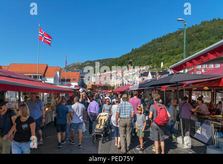 Bergen, Norwegen. Massen von Touristen auf Torget Fischmarkt, Vagen Hafen, Bergen, Westland, Norwegen Stockfoto