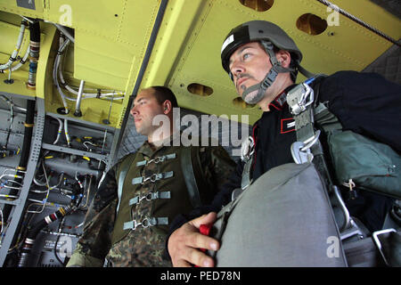 Italienische Fallschirmjäger Lucio Fusco, rechts, wartet auf Sprungbefehle aus Deutschen jumpmaster Master Sgt. Markus Laut, während der Flügel exchange Sprung bei Leapfest in West Kingston, R.I., Aug 3, 2015. Fallschirm Leapfest ist ein internationaler Wettbewerb, der 56 Truppe den Befehl, Rhode Island National Guard hosted Hohe technische Ausbildung zu fördern und Korpsgeist innerhalb der internationalen Gemeinschaft in der Luft. (U.S. Armee Foto von SPC. Josephine Carlson/Freigegeben) Stockfoto