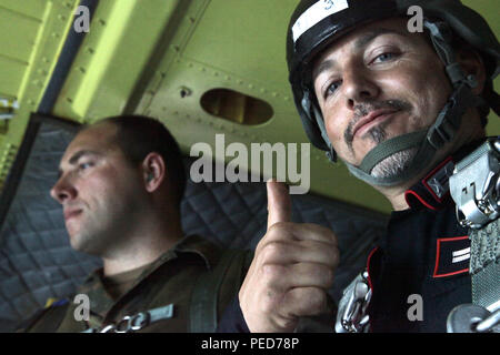 Italienische Fallschirmjäger Lucio Fusco, rechts, wartet auf Sprungbefehle aus Deutschen jumpmaster Master Sgt. Markus Laut, während der Flügel exchange Sprung bei Leapfest in West Kingston, R.I., Aug 3, 2015. Fallschirm Leapfest ist ein internationaler Wettbewerb, der 56 Truppe den Befehl, Rhode Island National Guard hosted Hohe technische Ausbildung zu fördern und Korpsgeist innerhalb der internationalen Gemeinschaft in der Luft. (U.S. Armee Foto von SPC. Josephine Carlson/Freigegeben) Stockfoto