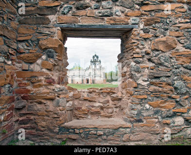 Mission Kapelle durch einen steinernen Fensterrahmen der Mission Wand gesehen. Mission San Juan San Antonio Missions National Park Stockfoto