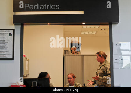 Von links, US Air Force Staff Sgt. Audrey Scruggs vom 52. medizinische Gruppe, zeigt Terminplanung Techniken zur US Air Force Master Sgt. Kara Kauffman und Tech. Sgt. Melissa Blackledge von 177Th Medical Group die New Jersey Air National Guard, 12.08.3, in der kinderheilkunde Abteilung in der Medizinischen Klinik auf der Air Base Spangdahlem, Deutschland. Mitglieder von der 177th Medical Group arbeiten Hand in Hand mit der aktiven - Aufgabe Kraft, ihre Fähigkeiten zu verbessern und sicherzustellen, dass die Mission bereit. (U.S. Air National Guard Foto von Shane S. Karp/Freigegeben) Stockfoto