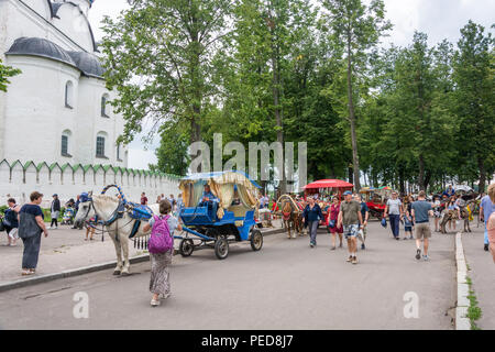Stadt Suzdal, Wladimir, Russland - 14.07.2018: Ausritte am 14.07.2018 Gurken Festival in Suzdal, Wladimir, Russland. Stockfoto
