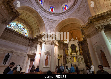 Die nationalen Pantheon der Helden und Kapelle der Jungfrau und Gottesmutter Maria der Asuncion. Leute sind innerhalb des sanierten Gebäude gesehen Stockfoto