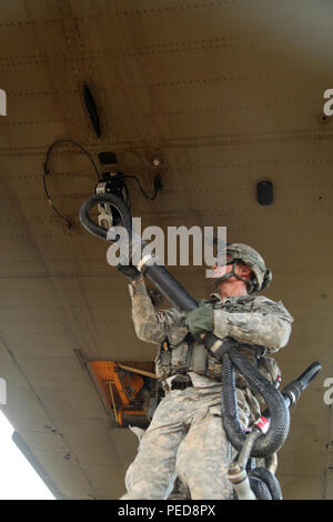 Ein Fallschirmjäger ab 1 Battalion, 508Th Parachute Infantry Regiment, 3. Brigade Combat Team, 82nd Airborne Division, fügt einen Anhänger mit einem CH-47 Chinook, der 82Nd Combat Aviation Brigade während Schlinge Last- und Air Assault Arbeitsgängen zugeordnet, Fort Bragg, N.C., Aug. 5. Die CAB zur Verfügung gestellt, um die Einheit der Luftfahrt Unterstützung, Verbesserung der Fähigkeit der Einheit und die Interoperabilität zwischen den beiden Einheiten. (U.S. Armee Foto: Staff Sgt. Christopher Freeman/82nd CAB PAO) Stockfoto