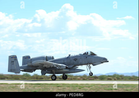 Ein US Air Force C A-10 Thunderbolt II aus der 354 Fighter Squadron berührt auf der Landebahn in Davis-Monthan Air Force Base, Ariz., nach der Rückkehr von der sechsmonatigen Einsatz, Aug 4, 2015. Der 354 FS war auf den ersten Europäischen Theater Sicherheit Paket zur Unterstützung der Operation Atlantic Lösung bereitgestellt. (U.S. Air Force Foto von älteren Flieger Chris Massey/Freigegeben) Stockfoto