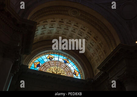 Die nationalen Pantheon der Helden und Kapelle der Jungfrau und Gottesmutter Maria der Asuncion. Fenster aus buntem Glas dach Detail Stockfoto