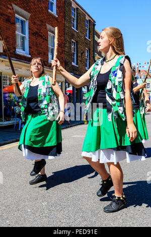 Traditionelle englische Volkstänzer, Frauen aus dem Nordwesten Offcumduns Tanz Seite verstopfen, Tanzen in der Straße am Sandwich Folk und Ale-Festival. Stockfoto