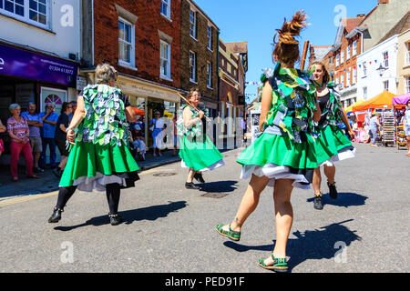 Traditionelle englische Volkstänzer, Frauen aus dem Nordwesten Offcumduns Tanz Seite verstopfen, Tanzen in der Straße am Sandwich Folk und Ale-Festival. Stockfoto