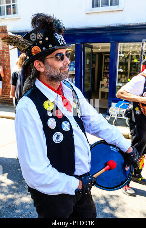 Traditionelle englische Volkstänzer Musiker, männlichen Schlagzeuger drumming am Sandwich Folk und Ale-Festival. Close Up. Trägt schwarze Weste und Hut mit. Stockfoto