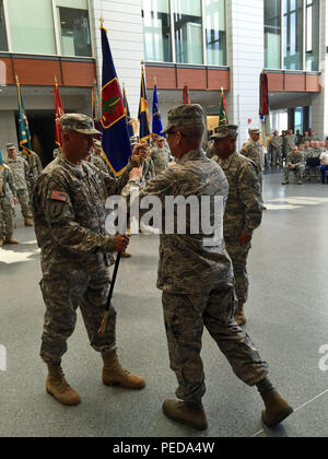 Generalmajor Daryl Bohac, der Nebraska Adjutant General, übergibt ein zeremonielles Schwert zu Command Sgt. Maj. Marty Baker, die eingehende State command Sergeant Major, während der Nebraska State command Sergeant Major Wechsel der Verantwortung Zeremonie in der Gemeinsamen Kraft-Hauptquartier in Lincoln, Neb., Aug 8. Bohac erhielt das Schwert von Command Sgt. Maj. Eli Valenzuela, die scheidende command Sergeant Major. Stockfoto