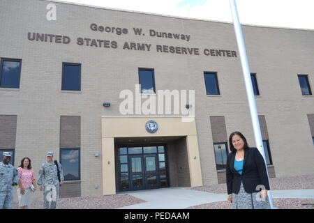 Der Herr Abgeordnete Debra S. Wada, Assistant Secretary der Armee, Manpower & Buchen Angelegenheiten, besuchte die George W. Dunaway Armee Mitte, in Sloan, Nev, Aug 7. Dieses fortschrittliche Armee Mitte ist die Heimat vieler finden Einheiten, einschließlich der 63 Brigade Support Battalion. Stockfoto