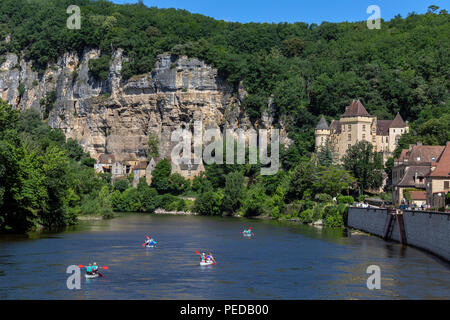 Das Dorf La Roque-Gageac, Chateau de la Malartrie und den Fluss Dordogne. Stockfoto