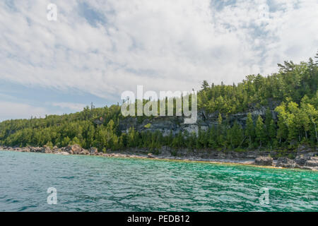 Helle, schöne Landschaft des Niagara Escarpment Kalksteinfelsen entlang der blauen Lake Huron Ufer Stockfoto
