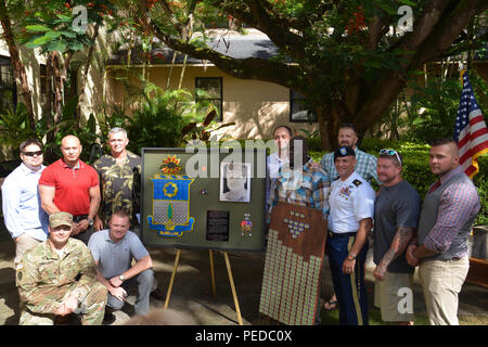 Die ehemaligen Soldaten 1 Bataillon, 21 Infanterie Regiment, 2 Stryker Brigade Combat Team, 25 Infanterie Division und Kampf Freunde von Cpl. William L. McMillan III, ein Eingeborener von Lexington, Ky., Fotos neben McMillan's Shadow box während einer Klinik Einweihung am Schofield Barracks Gesundheit Mitte August 6. McMillian, während auf seiner ersten Tour der Aufgabe dienen, gab sein Leben am 8. Juni 2008, in Bagdad, Irak, als seine Patrouille durch ein Improvised Explosive Device angeschlagen wurde. (U.S. Armee Foto: Staff Sgt. Carlos Davis, 2 Stryker Brigade Combat Team Public Affairs/Freigegeben) Stockfoto