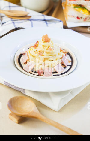 Spaghetti cabonara auf Holz Tisch, geringe Tiefenschärfe, Fokus auf Speck. Stockfoto