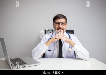Junger Arzt Lächeln Patienten in der Klinik oder im Krankenhaus. Stockfoto