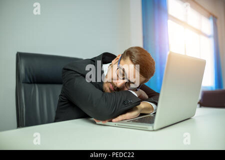 Unternehmer Mitarbeiter schlafen Entspannen im Büro Stockfoto