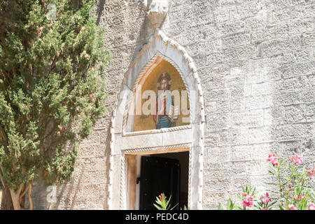 Brijuni, Kroatien - 28. Juli 2018: Blick auf das Eingangsportal der Kirche St. Deutsch auf Brjiuni Insel, Tito, Kroatien. Stockfoto