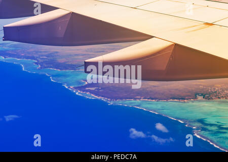 Luftaufnahme von einer Küste. Flugzeug Tragfläche auf den Vordergrund. Mauritius Stockfoto