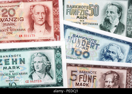 Altes Geld aus Ostdeutschland, ein Hintergrund Stockfoto
