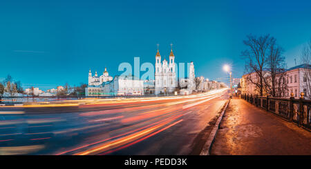 Vitebsk, Belarus. Panorama der Abend oder Nacht Blick von berühmten Sehenswürdigkeiten ist Himmelfahrt Kathedrale, die Kirche der Auferstehung Christi und dem Alten Rathaus In Stockfoto