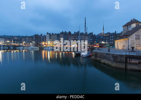 Stadt Honfleur, Frankreich. Malerischer Blick auf das Vieux Basin von Honfleur mit dem Quai Sainte-Catherine im Hintergrund. Stockfoto