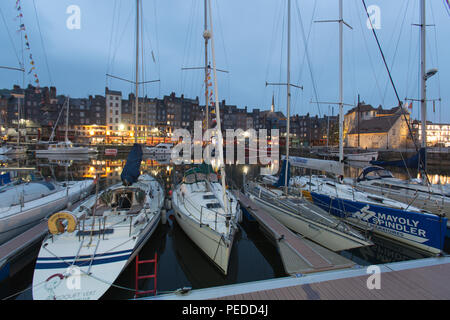 Stadt Honfleur, Frankreich. Malerischer Blick auf das Vieux Basin von Honfleur mit dem Quai Sainte-Catherine im Hintergrund. Stockfoto