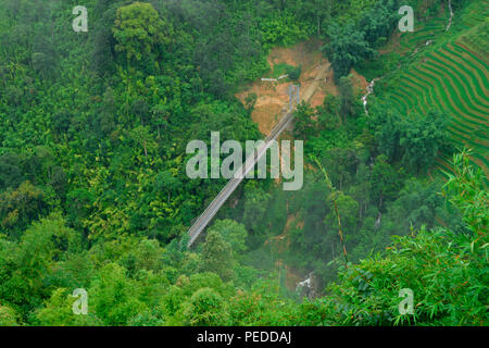 Bach, Regen, Tal, Viadukt, Bergland, Sa Pa, Vietnam Stockfoto