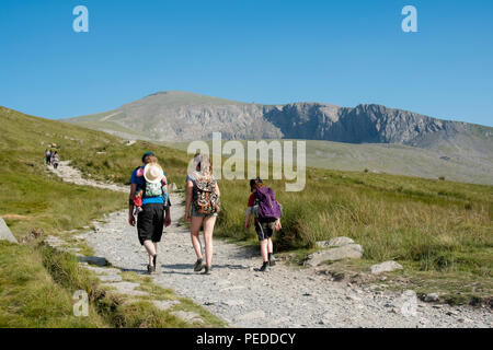 Wanderer auf dem Llanberis Pfad auf dem Weg zum Gipfel des Snowdon. Stockfoto