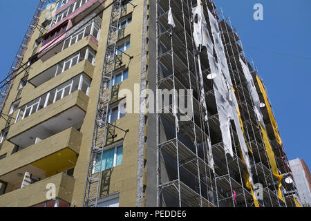 Apartment Gebäude mit aussenwand Dämmung und neue HR++ Windows in Lowetsch, Bulgarien renoviert Stockfoto