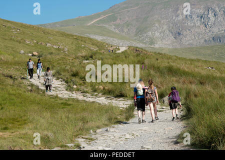 Wanderer auf dem Llanberis Pfad auf dem Weg zum Gipfel des Snowdon. Stockfoto