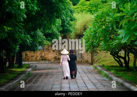 Spaziergaengerinnen, Purpurne verbotene Stadt, Kaiserstadt, Hue, Vietnam Stockfoto