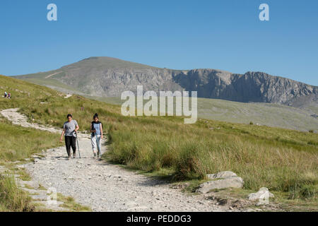 Wanderer auf dem Llanberis Pfad auf dem Weg zum Gipfel des Snowdon. Stockfoto