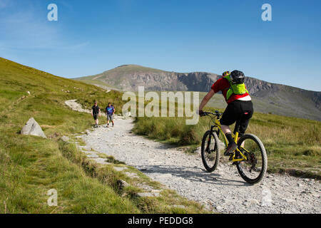 Biker Radfahren die Llanberis Pfad auf den Gipfel des Snowdon. Stockfoto